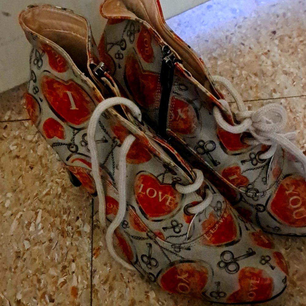 Boots Goby Brand beige with red hearts